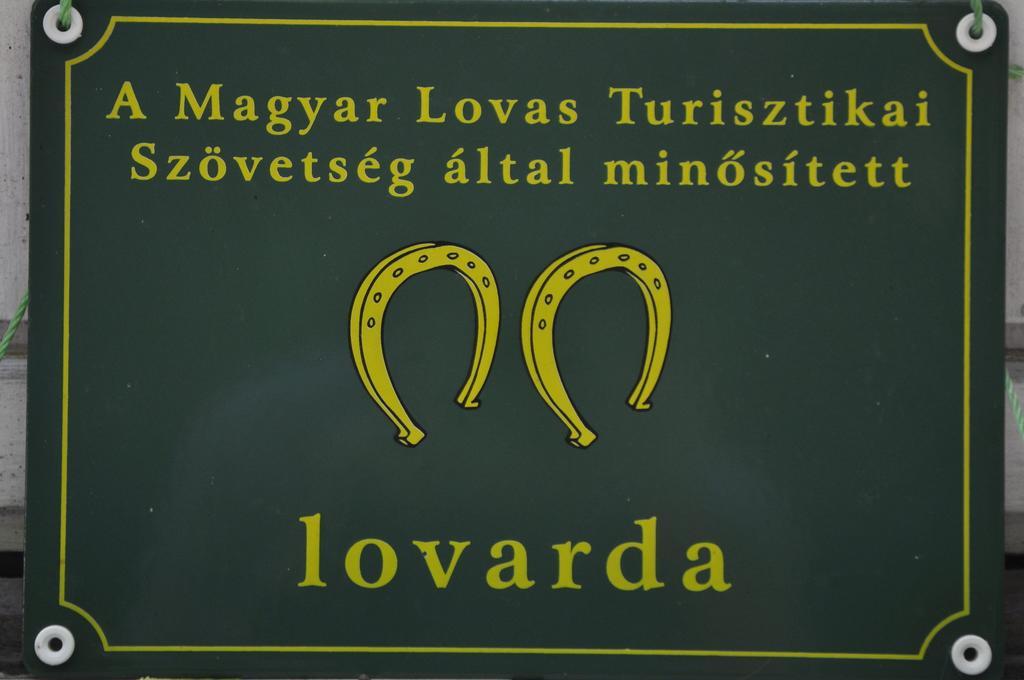 Mathias Lovasudvar Kemence Buitenkant foto